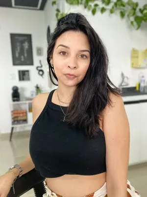 Tatuadora dona do estudio sorrindo